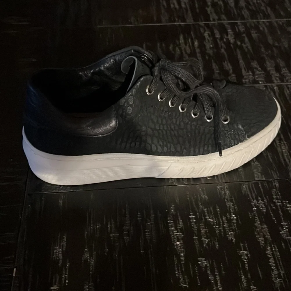 Sofft women Black Textured Sneakers - Picture 6 of 16